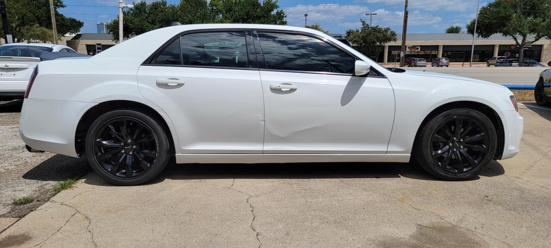 2014 WHITE Chrysler 300 S V6 RWD (2C3CCABG7EH) with an 3.6L V6 DOHC 24V engine, 8-Speed Automatic transmission, located at 2020 East Division Street, Arlington, TX, 76011, (817) 801-3191, 32.742390, -97.076874 - Photo#2