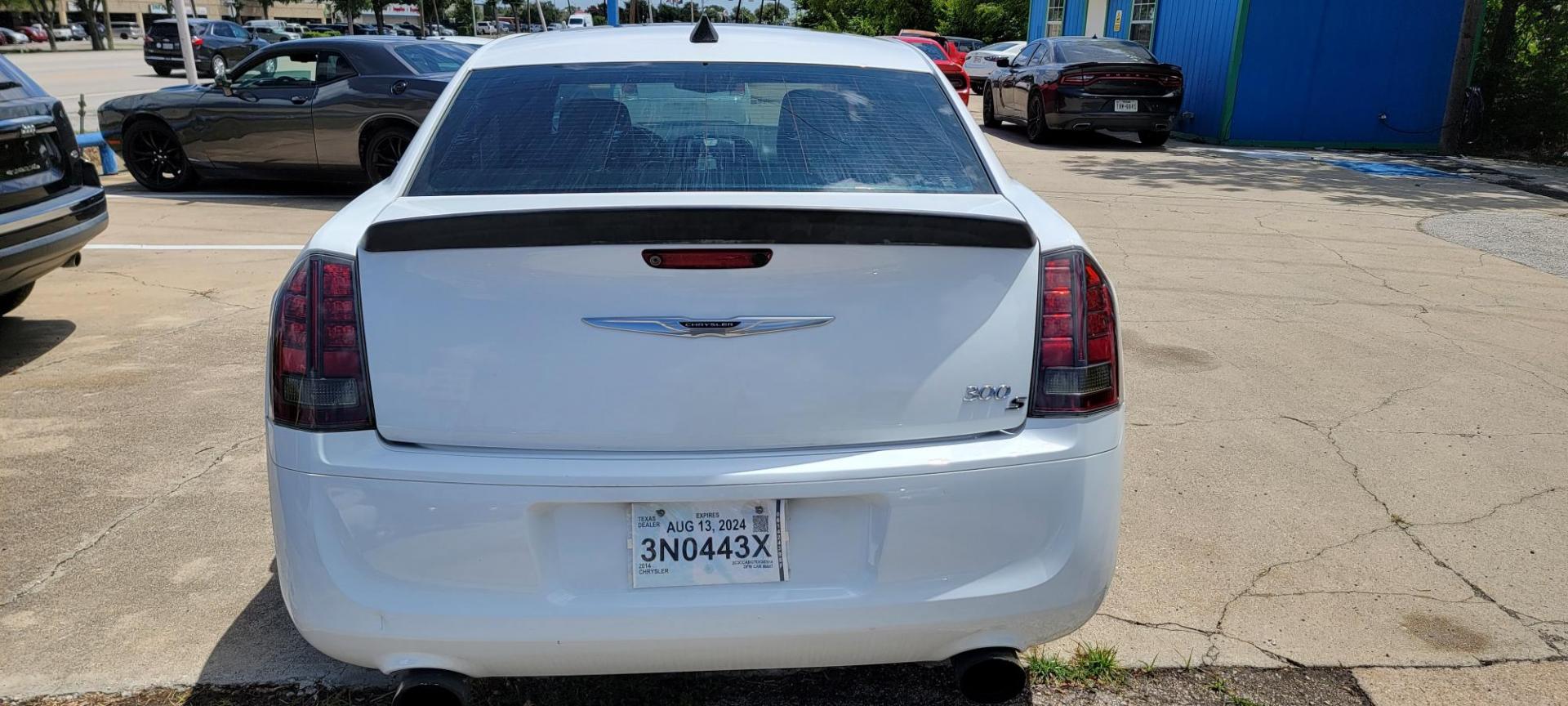 2014 WHITE Chrysler 300 S V6 RWD (2C3CCABG7EH) with an 3.6L V6 DOHC 24V engine, 8-Speed Automatic transmission, located at 2020 East Division Street, Arlington, TX, 76011, (817) 801-3191, 32.742390, -97.076874 - Photo#3