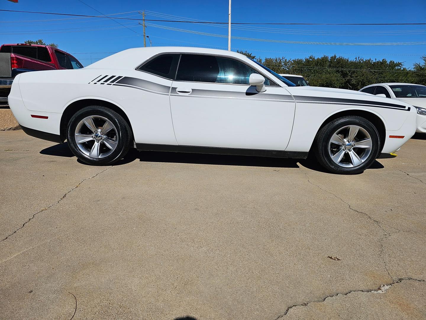 2018 WHITE /Black Dodge Challenger SXT (2C3CDZAG4JH) with an 3.6L V6 DOHC 24V engine, 8A transmission, located at 2020 East Division Street, Arlington, TX, 76011, (817) 801-3191, 32.742390, -97.076874 - Photo#1