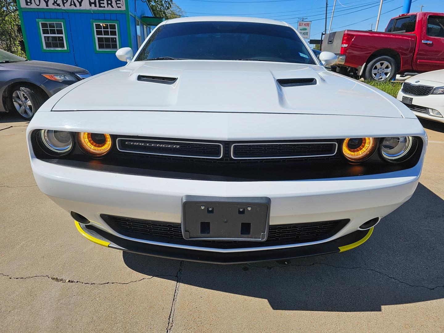 2018 WHITE /Black Dodge Challenger SXT (2C3CDZAG4JH) with an 3.6L V6 DOHC 24V engine, 8A transmission, located at 2020 East Division Street, Arlington, TX, 76011, (817) 801-3191, 32.742390, -97.076874 - Photo#3