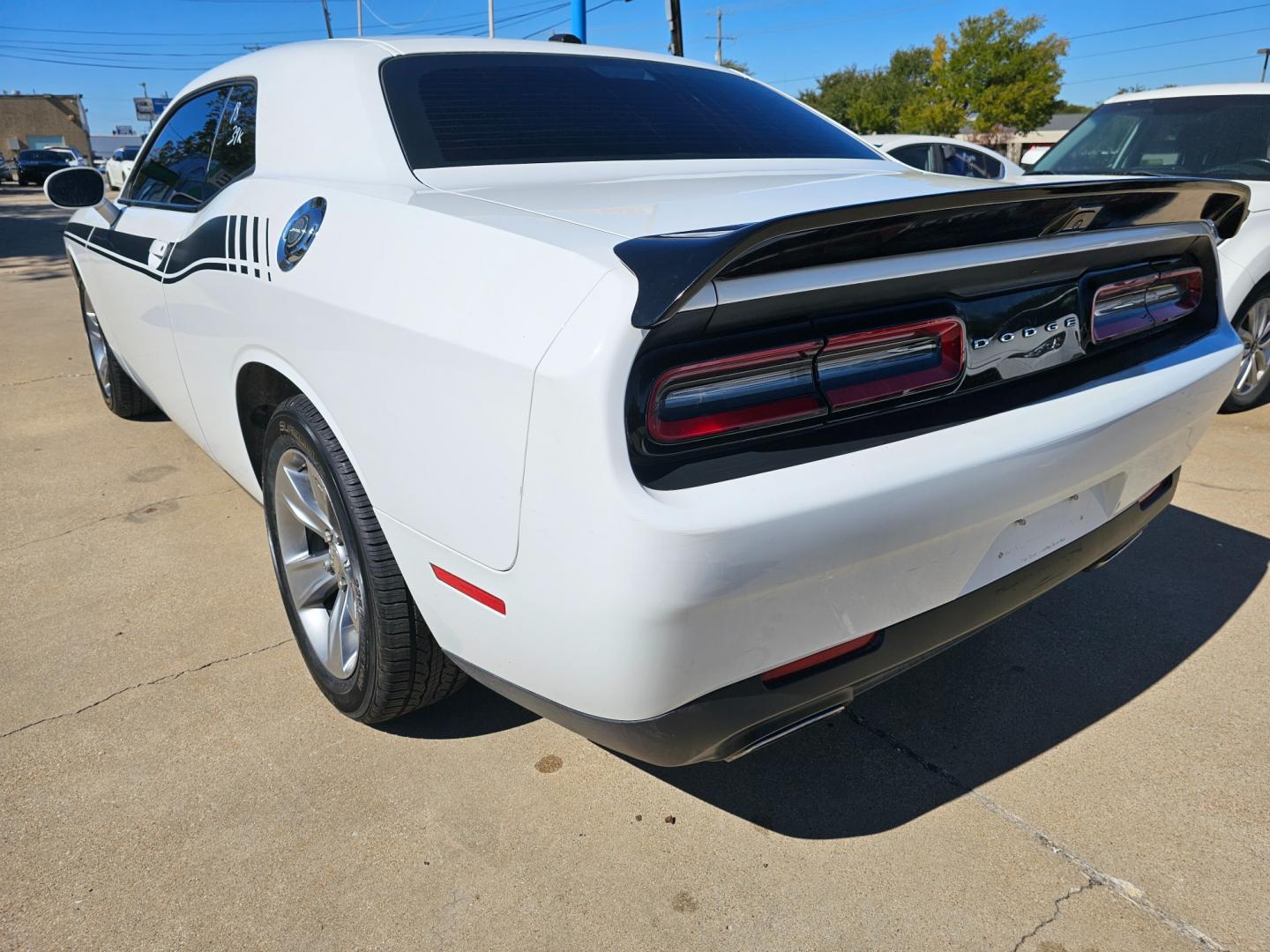 2018 WHITE /Black Dodge Challenger SXT (2C3CDZAG4JH) with an 3.6L V6 DOHC 24V engine, 8A transmission, located at 2020 East Division Street, Arlington, TX, 76011, (817) 801-3191, 32.742390, -97.076874 - Photo#5