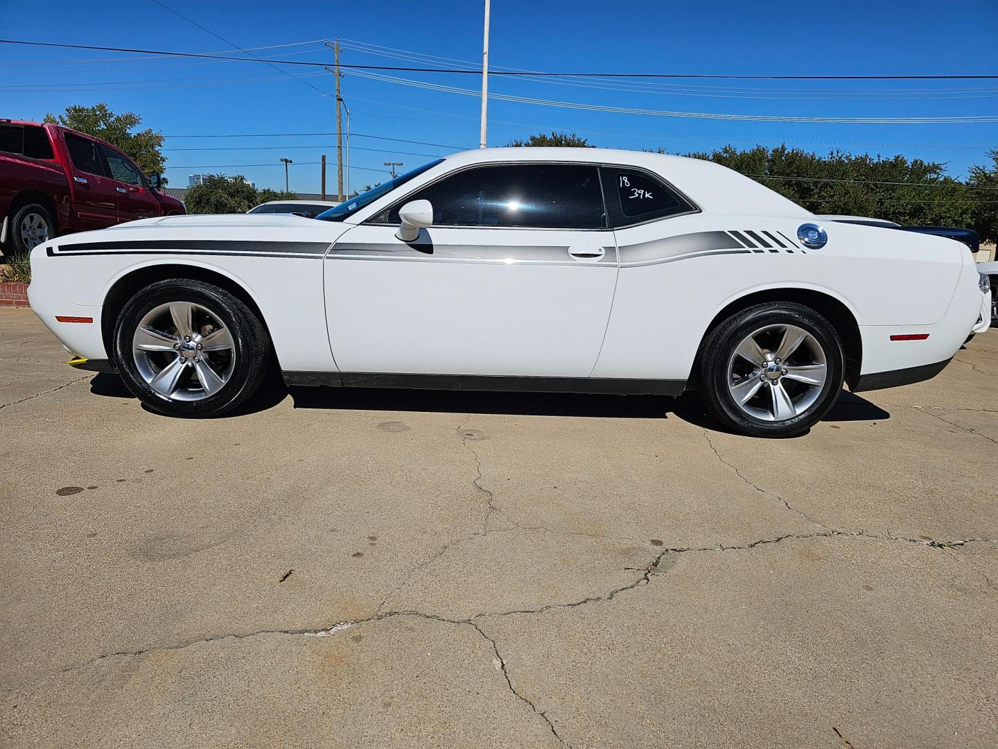 2018 WHITE /Black Dodge Challenger SXT (2C3CDZAG4JH) with an 3.6L V6 DOHC 24V engine, 8A transmission, located at 2020 East Division Street, Arlington, TX, 76011, (817) 801-3191, 32.742390, -97.076874 - Photo#6