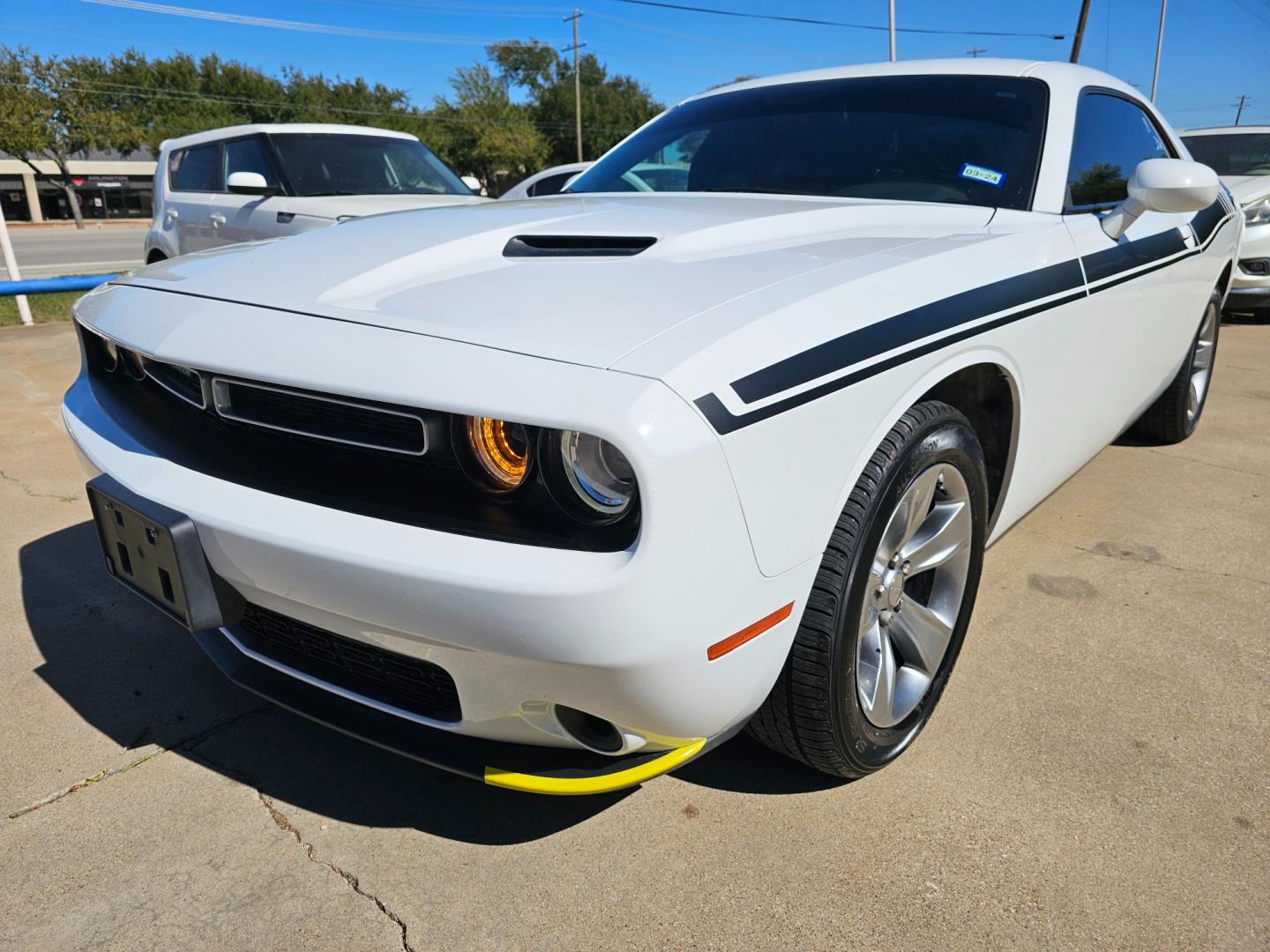 2018 WHITE /Black Dodge Challenger SXT (2C3CDZAG4JH) with an 3.6L V6 DOHC 24V engine, 8A transmission, located at 2020 East Division Street, Arlington, TX, 76011, (817) 801-3191, 32.742390, -97.076874 - Photo#7