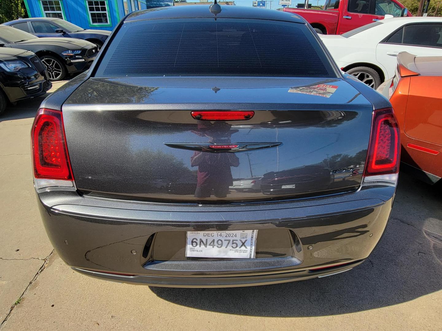 2021 GRAY Chrysler 300 S V6 RWD (2C3CCABG1MH) with an 3.6L V6 DOHC 24V engine, 8A transmission, located at 2020 East Division Street, Arlington, TX, 76011, (817) 801-3191, 32.742390, -97.076874 - Photo#5